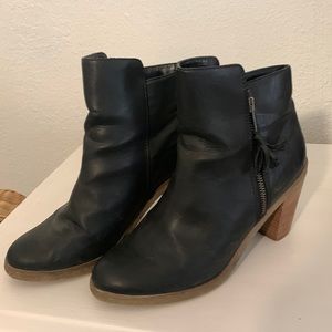 American Eagle booties